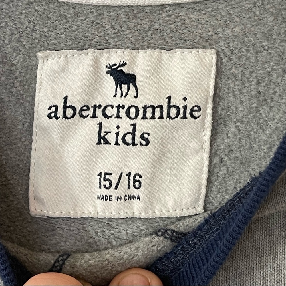 Abercrombie Kids Black and White Logo
Crewneck Sweatshirt Size 15/16 - Picture 2 of 6